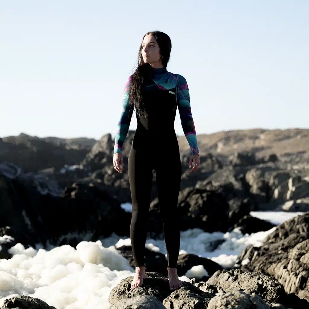 SS25__0000s_0017_ION-Wetsuits-Women-Amaze-Core-Front-Zip-Tropical-Palm-Glitch