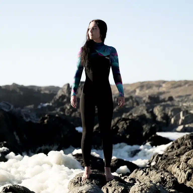 SS25__0000s_0017_ION-Wetsuits-Women-Amaze-Core-Front-Zip-Tropical-Palm-Glitch (1)